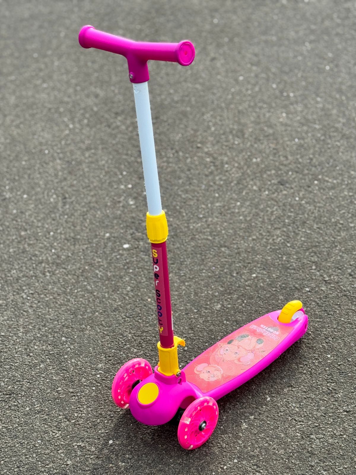 Skating scooter with cap