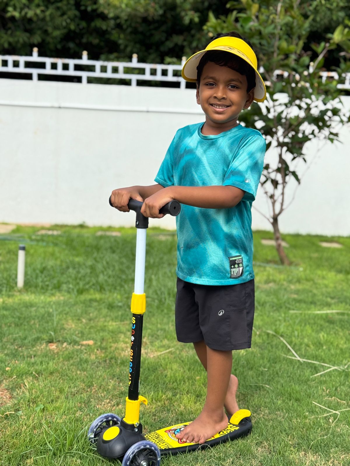 Skating scooter with cap