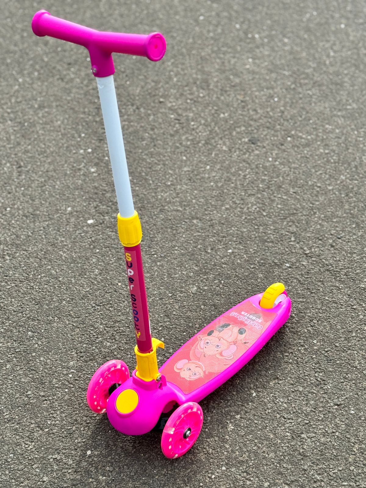 Skating scooter with cap