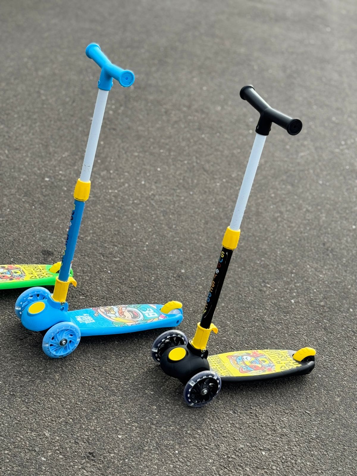 Skating scooter with cap