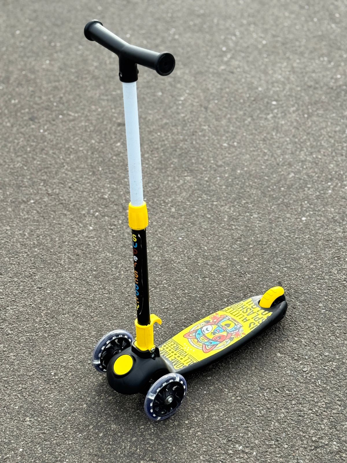 Skating scooter with cap