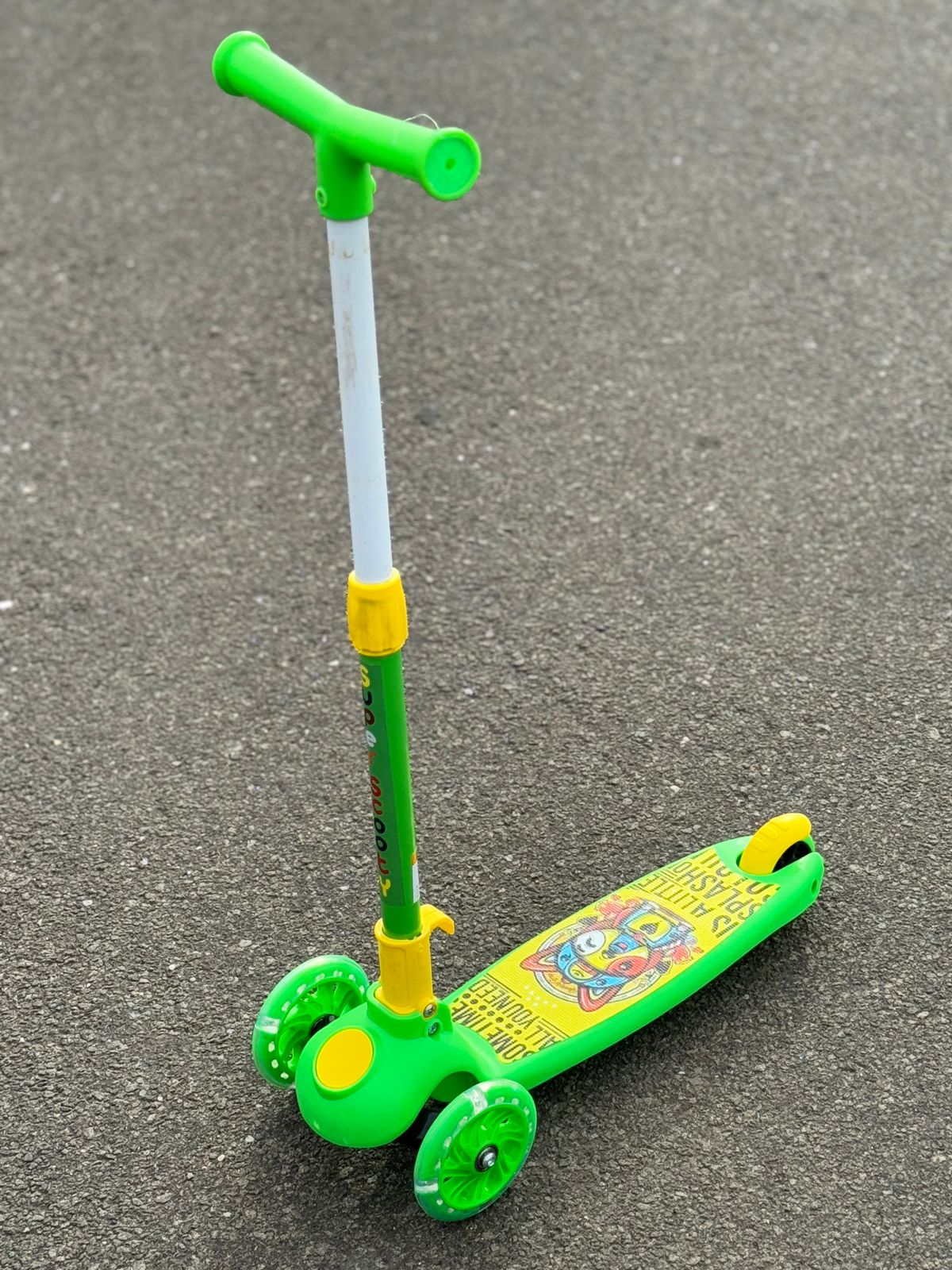 Skating scooter with cap