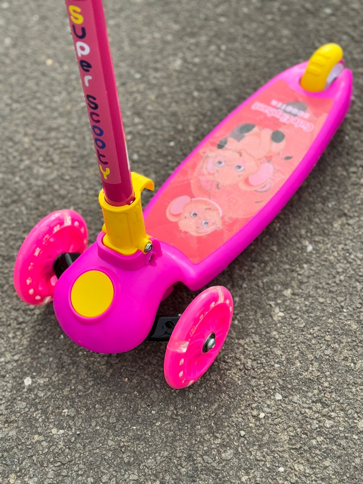 Skating scooter with cap