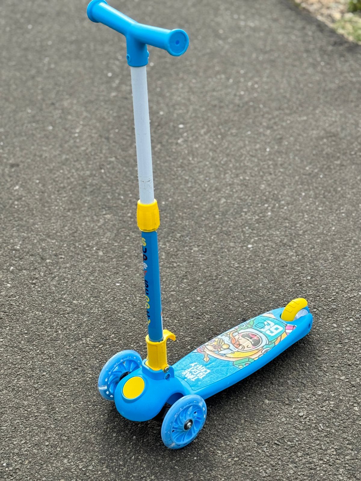 Skating scooter with cap