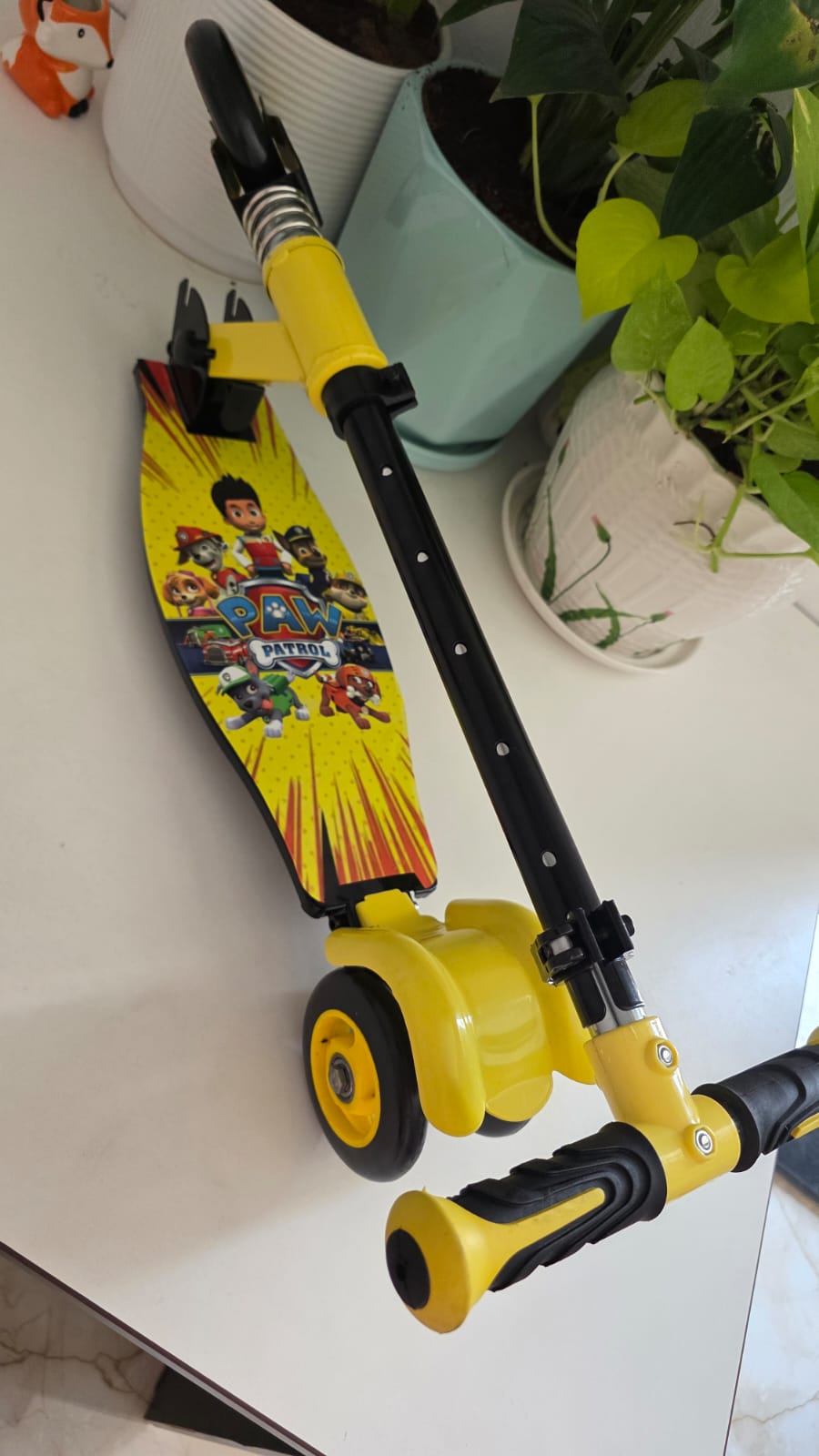 Skating scooter with cap