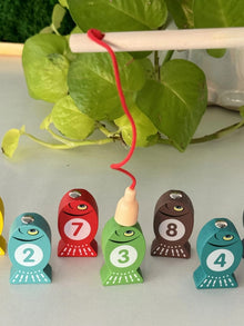 Magnetic fishing with fishing rod, 10 wooden fishes