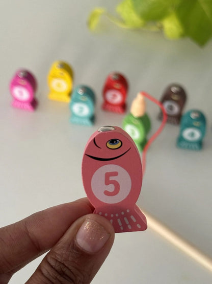 Magnetic fishing with fishing rod, 10 wooden fishes