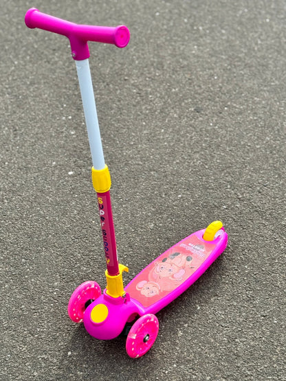 Skating scooter with cap